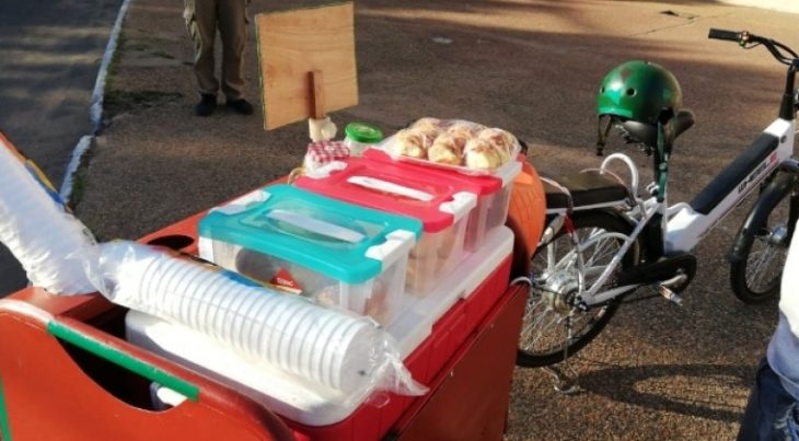 Puesto de café ambulante montado en una bicicleta