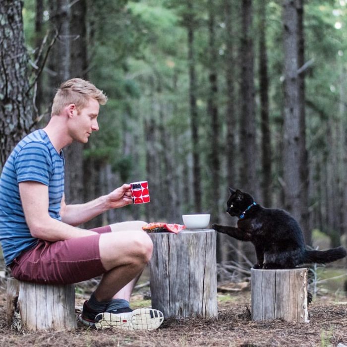 Rich y Willow en el bosque bebiendo café en sus tazas