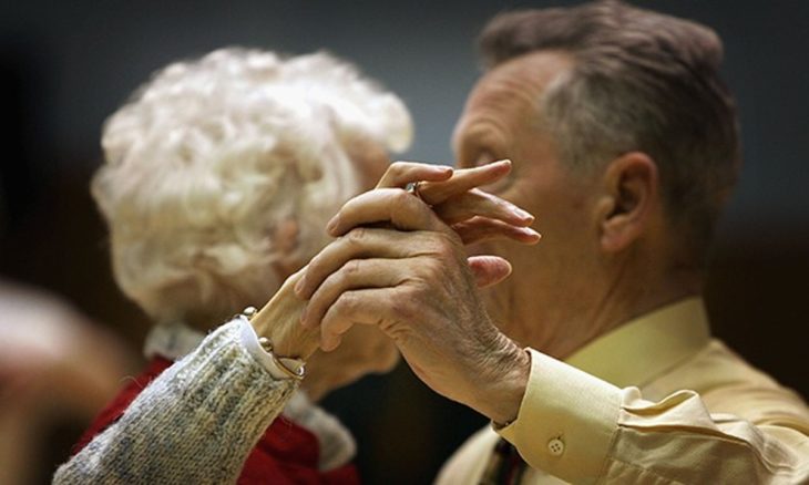 en primer plano manos de una pareja de adultos mayores que bailan