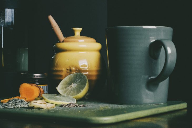 taza con rodaja de limón