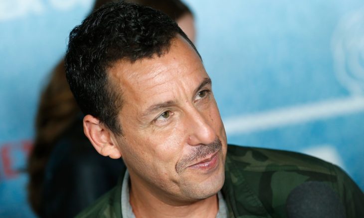 Actor Adam Sandler viejo con bigote