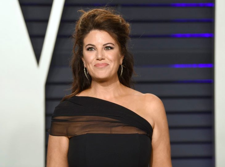 Monica Lewinsky, mujer de cabello castaño y esponjado con vestido negro