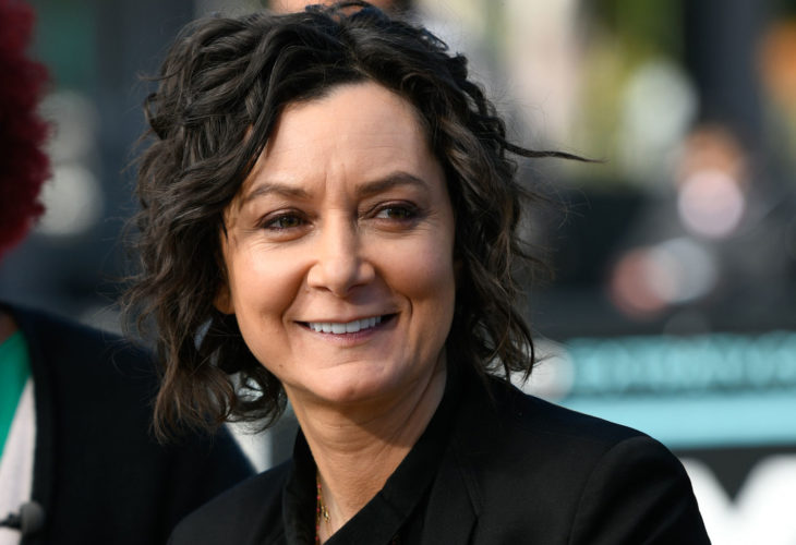 Actriz Sara Gilbert con cabello ondulado y corto