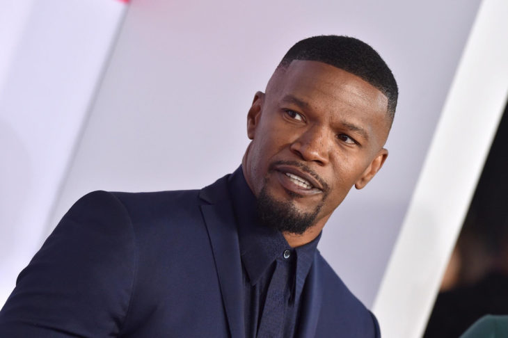 Actor Jamie Foxx con traje azul marino