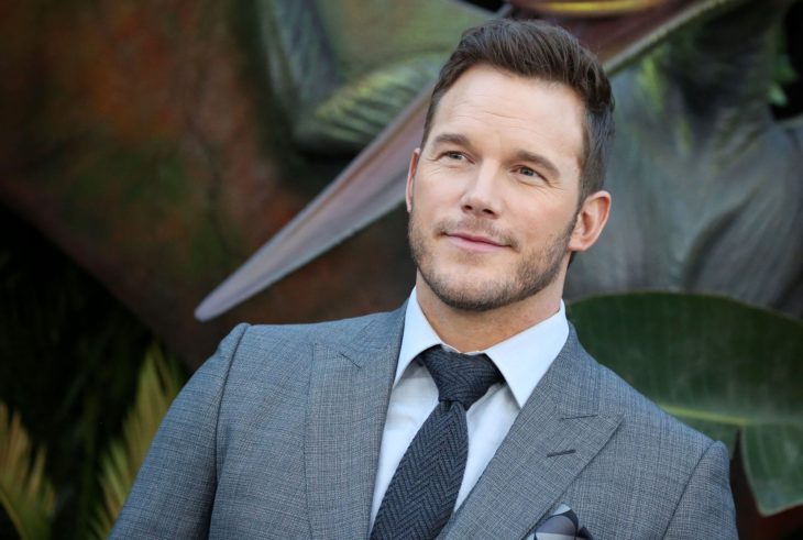 Actor de Guardianes de la Galaxia, Chris Pratt con barba y bigote corto y traje gris