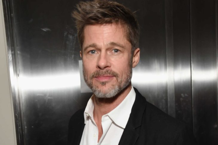 Actor Brad Pitt con barba canosa y saco negro