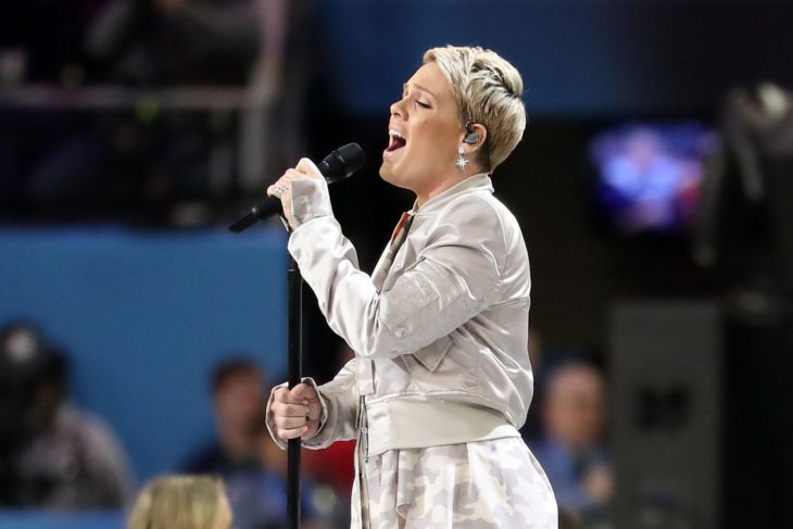 Cantante Pink cantando en concierto