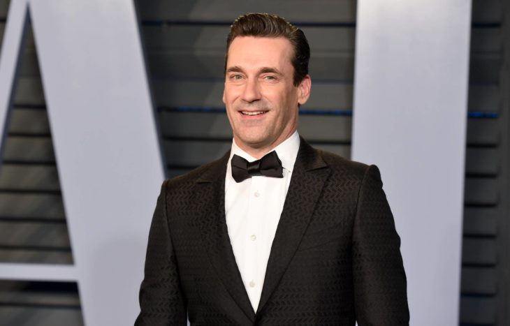 Actor Jon Hamm con traje negro y moño