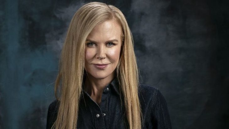 Nicole Kidman sonriendo ligeramente durante una entrevista