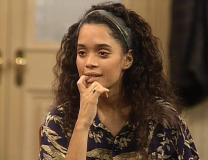 Lisa Bonet sentada en un comedor, programa The Show Cosby