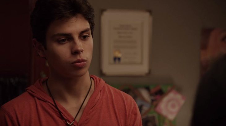 Jake T. Austin con cara de preocupación, programa The Fosters