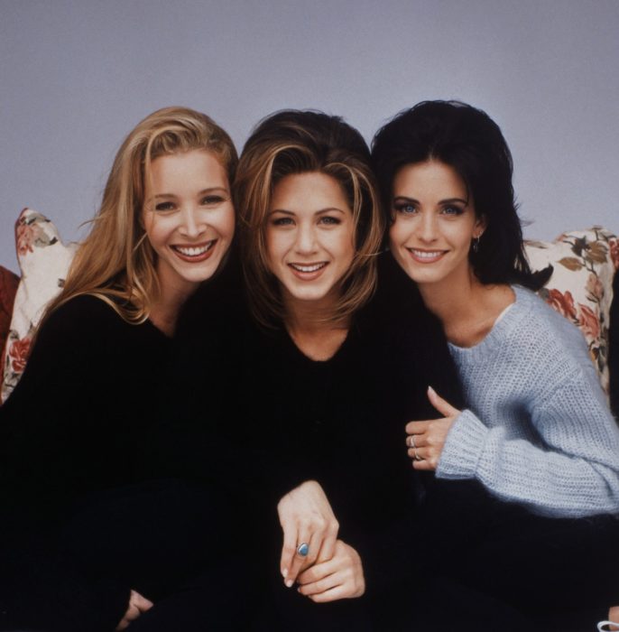 Lisa Kudrow, Courteney Cox y Jennifer Aniston como Phoebe Buffay, Monica Geller y Rachel Green en Friends