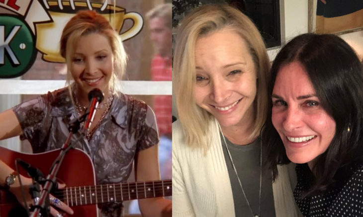 Phoebe Buffay tocando la gruitarra en Friends; Lisa Kudrow y Courteney Cox riéndose