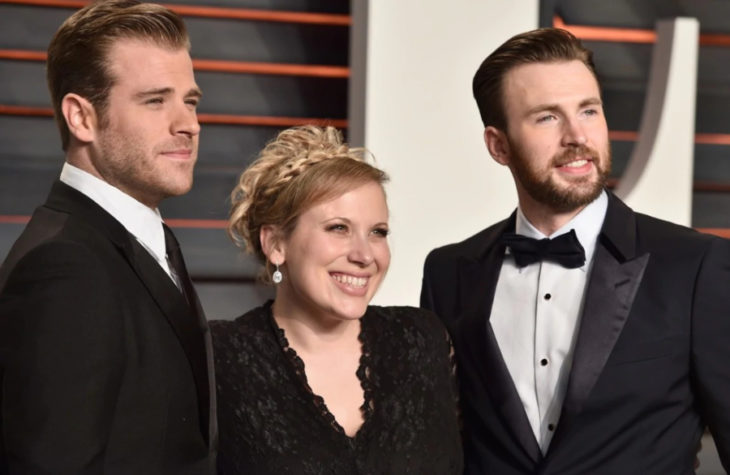 Carly, Chris y Scott Evans durante una alfombra roja