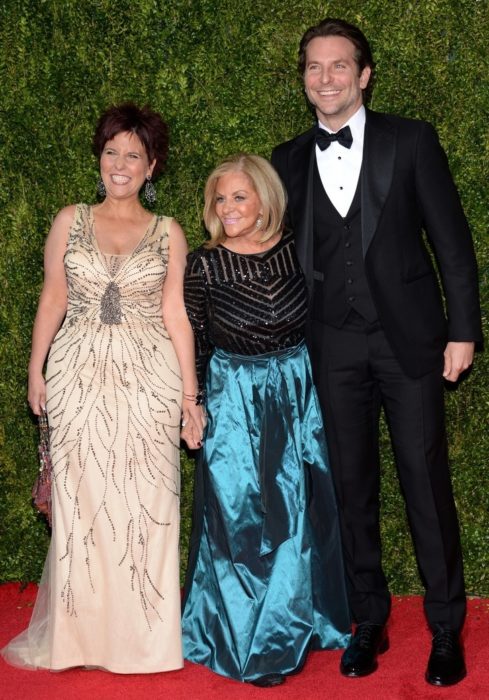 Hallie y Bradley Cooper durante una alfombra roja