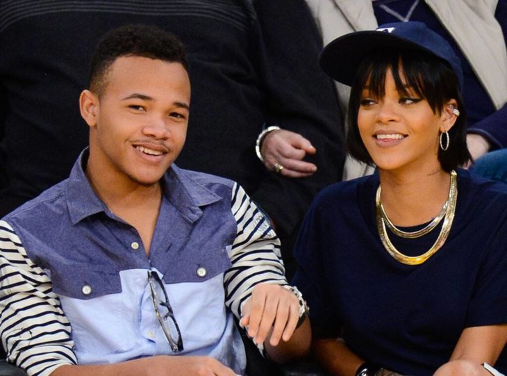 Rajad Fenty jutno a su hermana Rhianna durante un pasrtido de basquetbol 