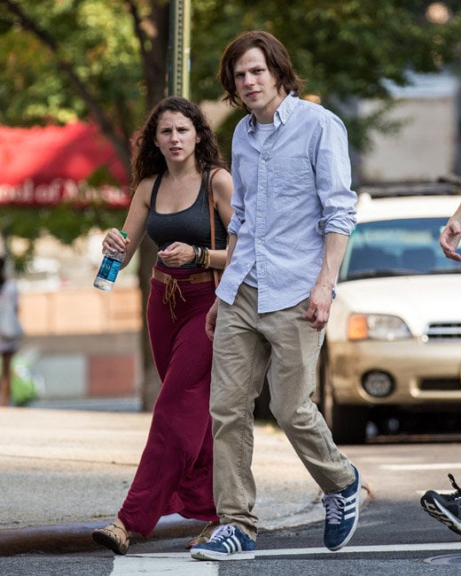 Hallie Kate Eisenberg camiando junto a su hermano mayor