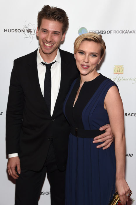 Hunter y Scarlett Johansson durante una alfombra roja