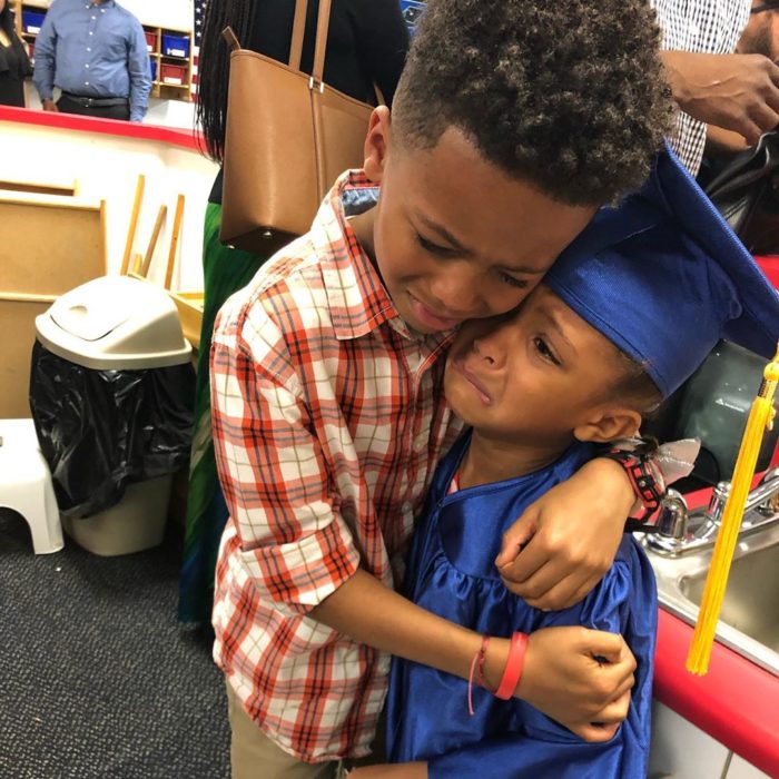Niños abrazados durante la graduación del kinder de la niña más pequeña 