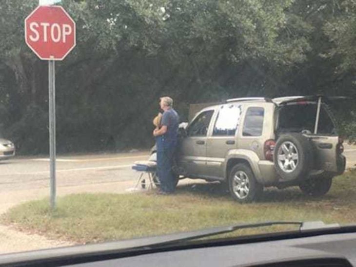 Kenneth Smith, anciano vende leña al lado de la carretera