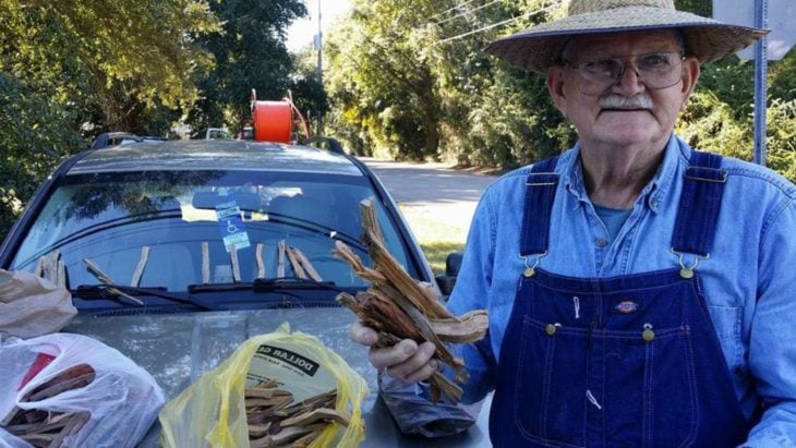 Kenneth Smith, anciano con sombrero vende leña al lado de la carretera para pagar gastos médicos