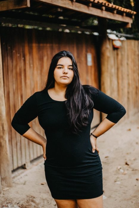 chica curvy con vestido negro