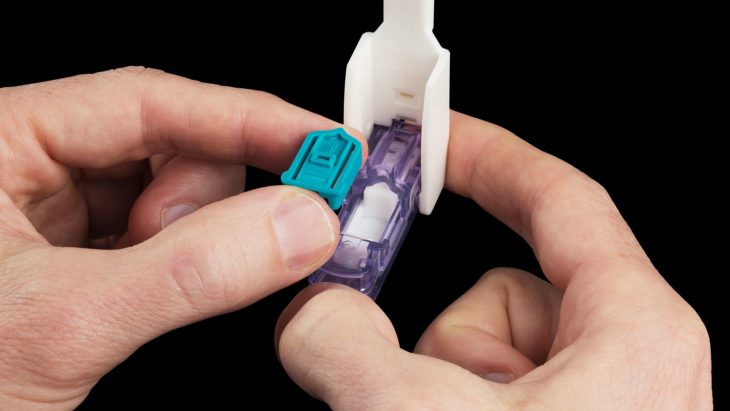 Afrezza inalatore aperto mentre è posizionata una cartuccia