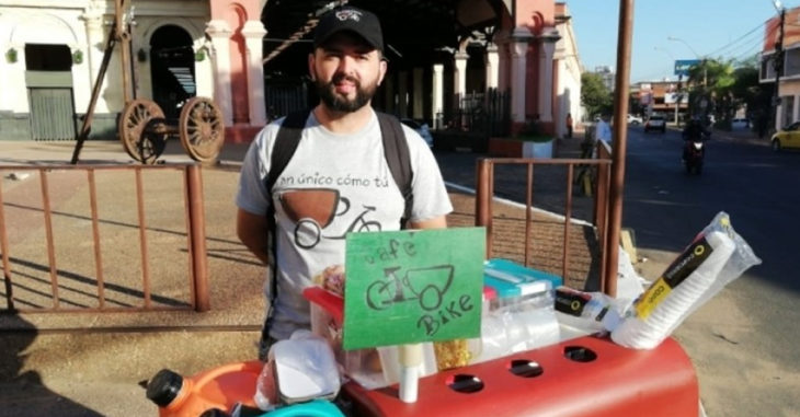 Joven padre reparte desayunos en su bicicleta para cubrir las terapias de su hijo