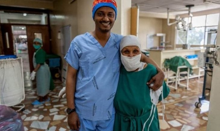 Mamitu Gashe en un hospital con otro médico