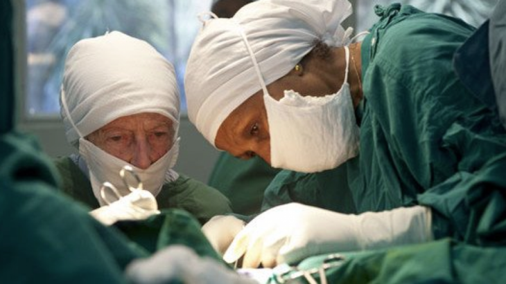 Mamitu Gashe en una cirugía