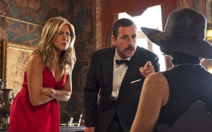 escena de la pelÃ­cula Murder Mystery en donde se ven Adam Sandler y Jennifer Aniston interrogando a una persona