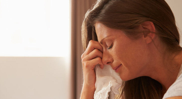 mujer llorando se limpia con un pañuelo