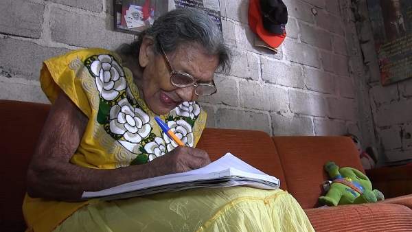 Lupita, adulta de 96 años aprendiendo a leer y escribir