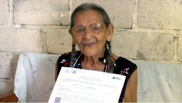 Lupita, adulta de 96 años recibiendo su certificado de aprendizaje SEP México