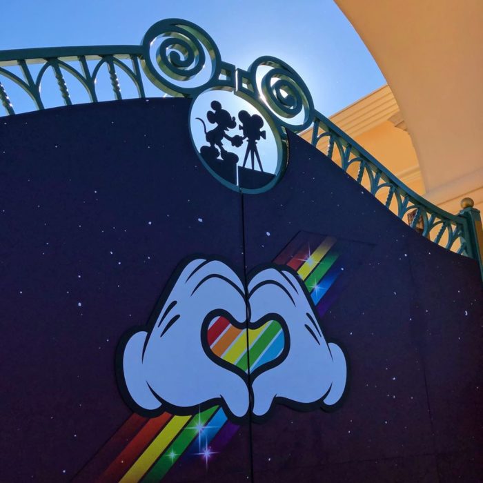 Magical Pride en Disneylandia; puerta de parque de diversiones con bandera de colores