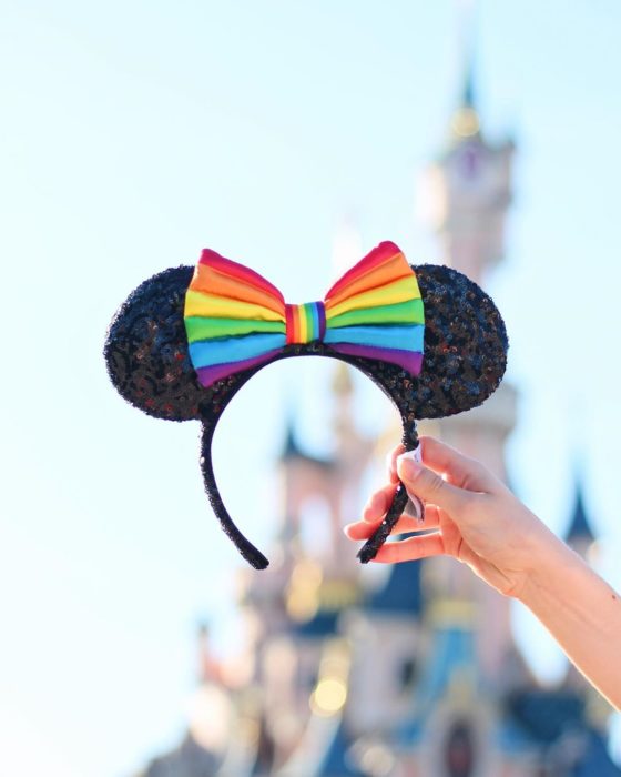 Magical Pride en Disneylandia; diadema de orejas de Minnie Mouse con moño de colores