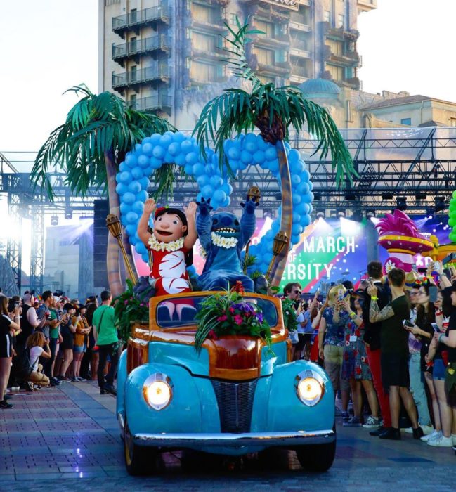 Magical Pride en Disneylandia; desfile por la diversidad; Lilo y Stitch en carro alegórico