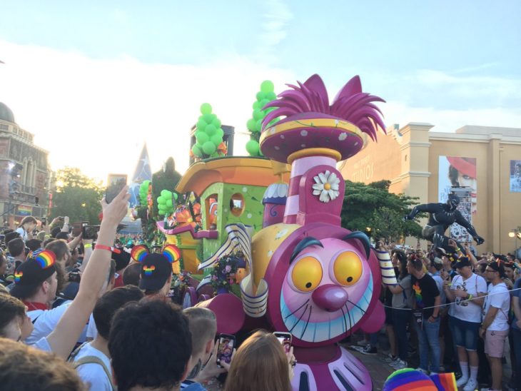 Magical Pride en Disneylandia; carro alegórico de gato de Alicia en el País de las Maravillas en desfile por la diversidad