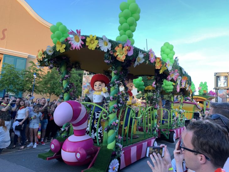 Magical Pride en Disneylandia; carro alegórico de Toy Story en desfile por la diversidad de Disney 