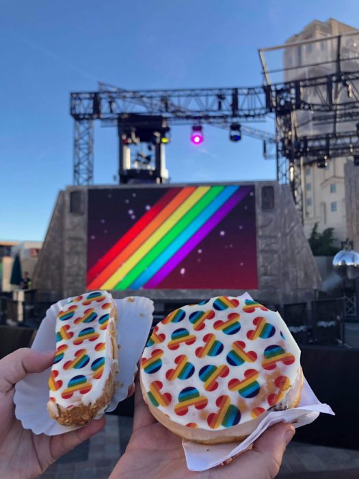 Magical Pride en Disneylandia; donas de Disney con bandera de colores