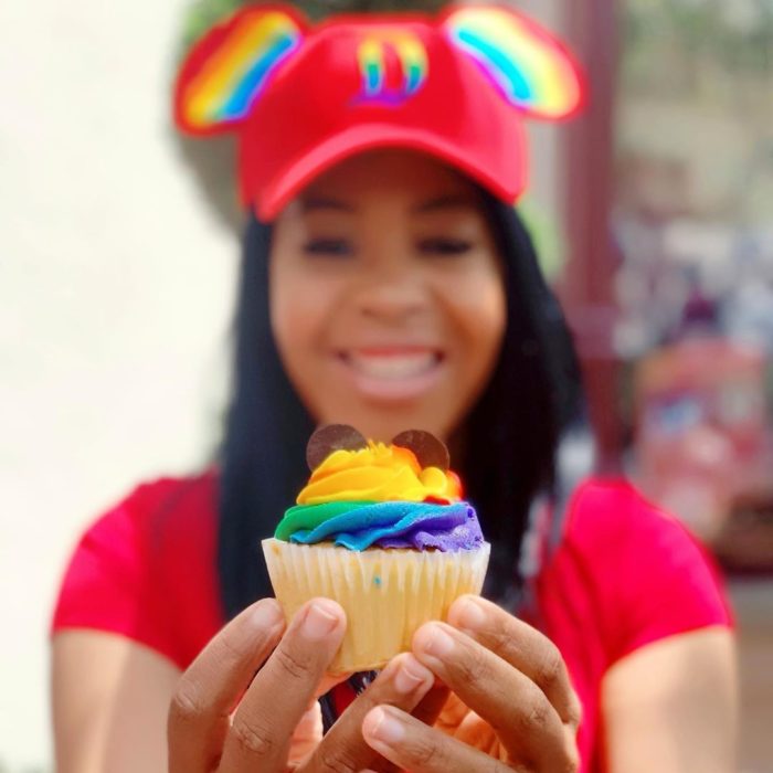 Magical Pride en Disneylandia; muffin de colores con orejas de Mickey Mouse