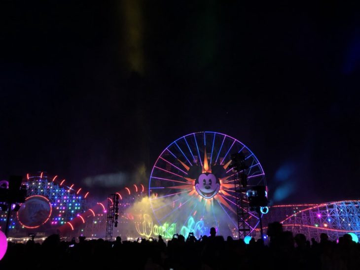 Magical Pride en Disneylandia; montaña rusa y rueda de la fortuna de Disney con luces de bandera de colores