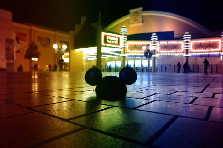 Magical Pride en Disneylandia; gorra de orejas de Mickey Mouse en el suelo