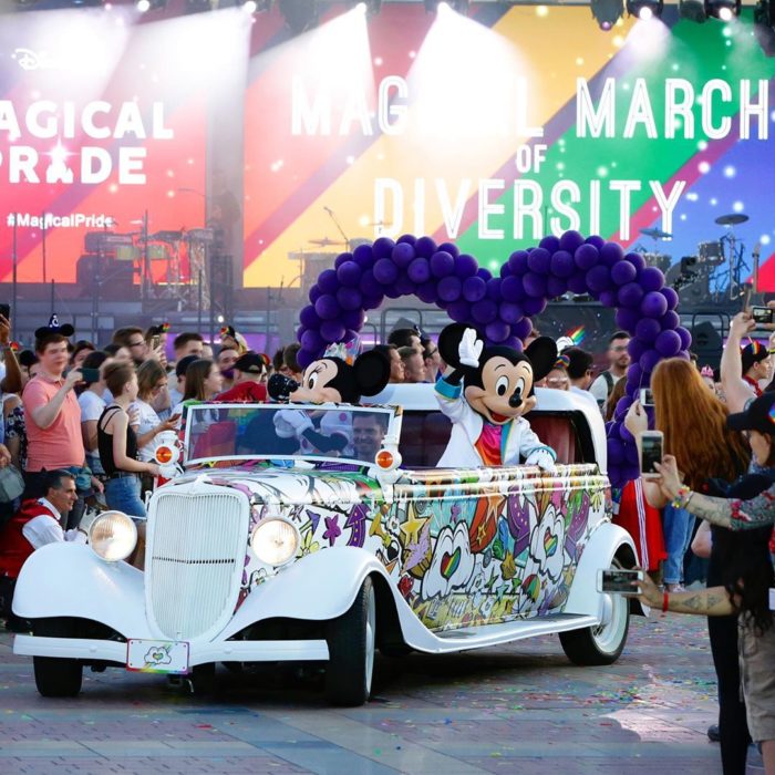 Magical Pride en Disneylandia; Mickey y Minnie en carro en el desfile por la diversidad