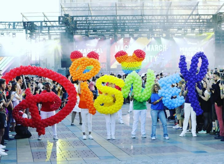 Magical Pride en Disneylandia; desfile por la diversidad; globos de colores formando la palabra Disney 