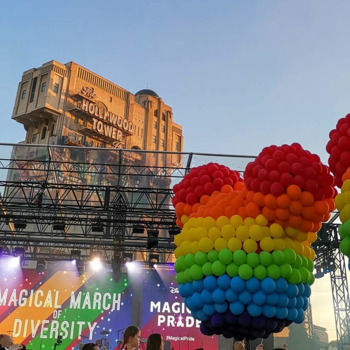 Magical Pride en Disneylandia; globo de colores con la forma de Mickey Mouse