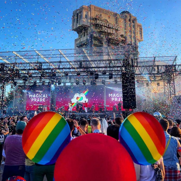 Magical Pride en Disneylandia; marcha por la diversidad, cachucha con orejas de Mickey Mouse