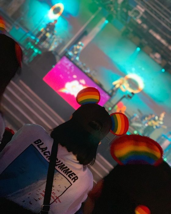 Magical Pride en Disneylandia; chica con gorra con orejas de Mickey Mouse 