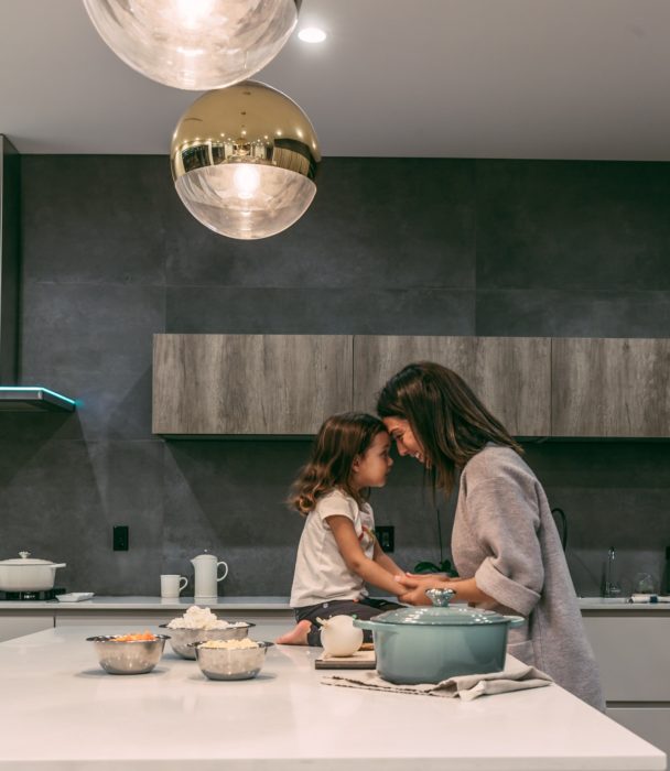 Madre e hija en cocina