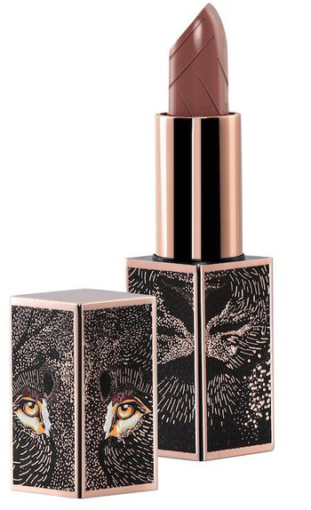 Labial con un león dibujado por fuera. Forma parte de la colección de maquillaje del Rey León de Sir John
